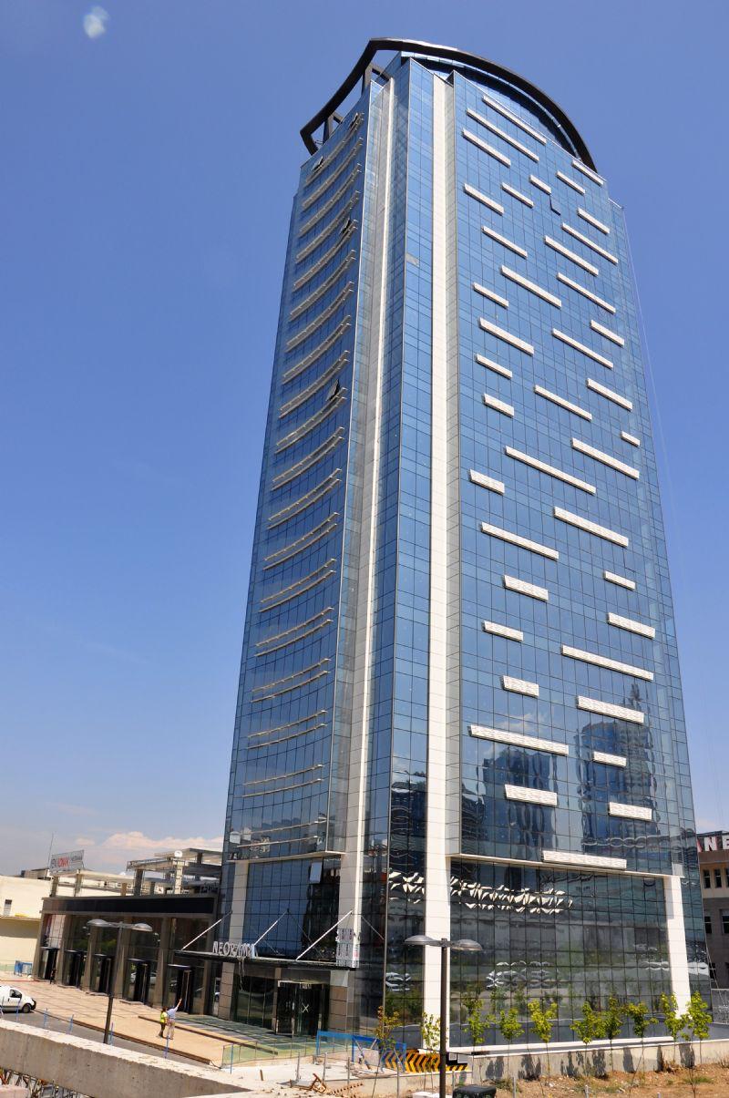 Neorama İş Merkezi binasının dıştan genel görünümü