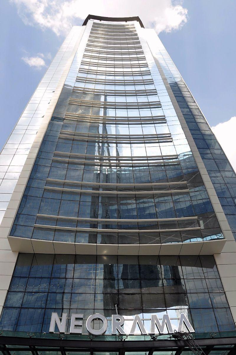 Neorama İş Merkezi'nin girişi ve cephedeki NEORAMA tabelası