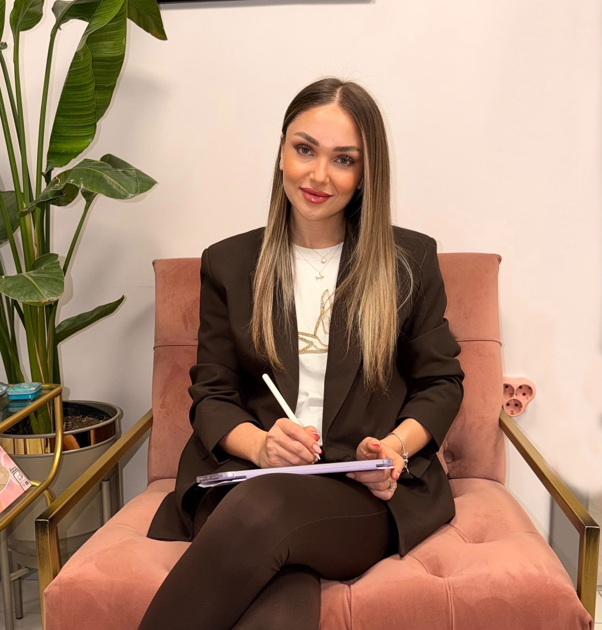 Kl. Psk. Rana Beyza Çayırlı, kliniğindeki görüşme odasında